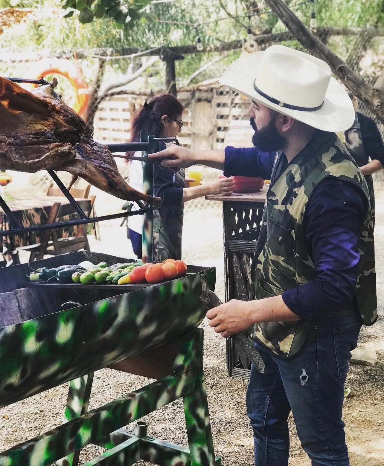 Barbacoa y carne asada al momento en el asador
